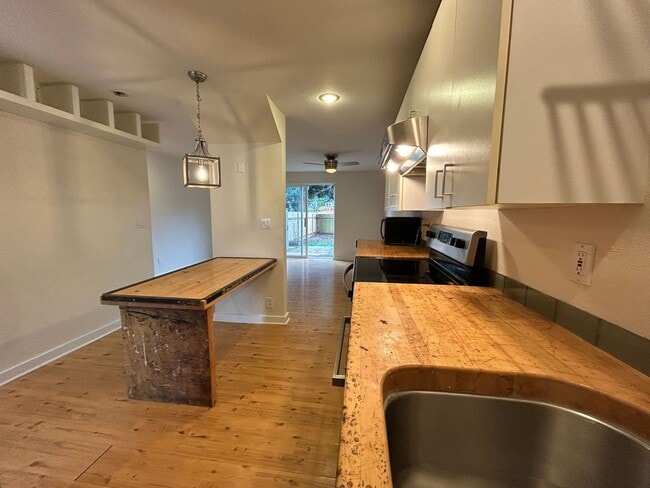 Building Photo - 2 Bed 1.5 Bath Townhouse ~ Fully Fenced Ba...