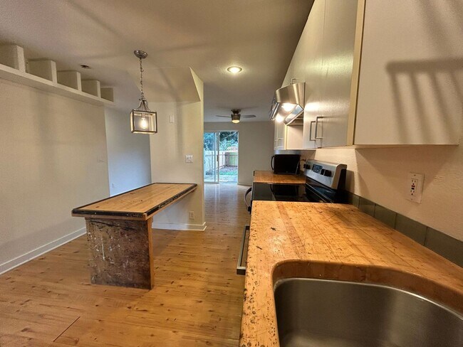 Building Photo - New Appliances, Carpet & Paint 2 Bed 1.5 B...