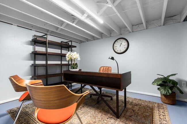 Building Photo - 733 W 4th St