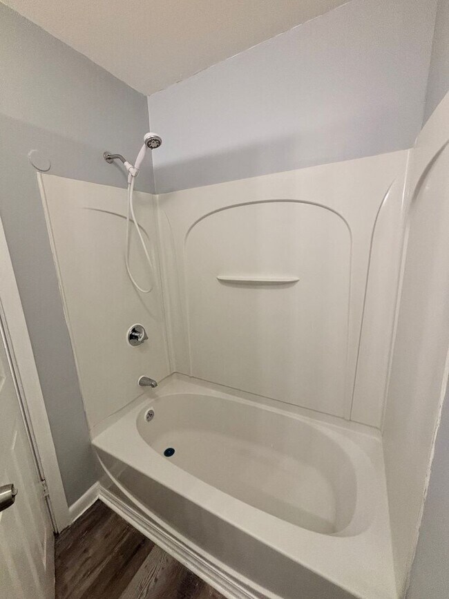 Building Photo - 3 Bedroom Fully Renovated Duplex!!