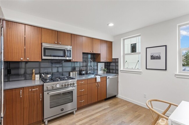 Building Photo - 2bd/2.25ba Seattle Townhome