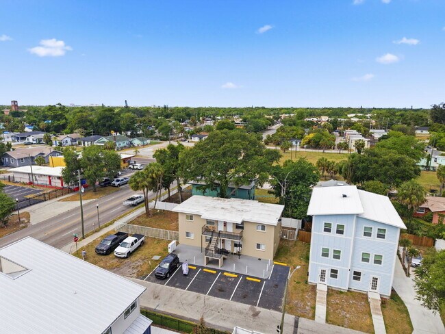Building Photo - Updated 2-bedroom apartment in St. Petersburg offering 650 square feet of refreshed living space ...
