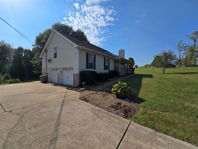 Building Photo - $2595 - 3 Bedrooms 2.5 Bath Country Home