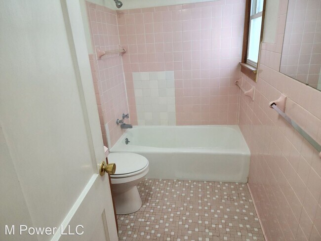 Building Photo - 2 br, 1.5 bath House - 390 College St.