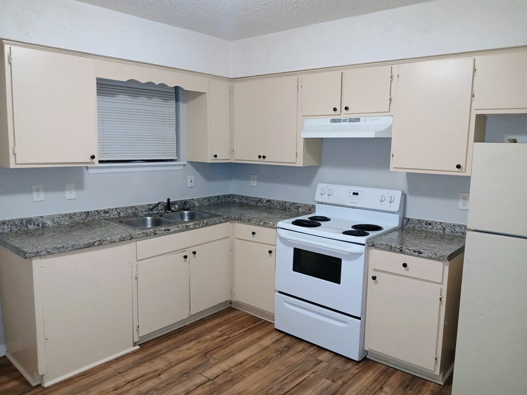 Building Photo - 908 Trailwood Cir