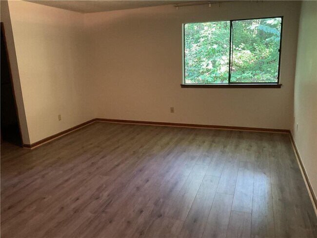 Building Photo - 215 Lakeland Ct