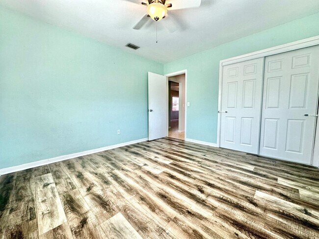 Building Photo - Bright & cozy 2bedroom 1bath home with out...