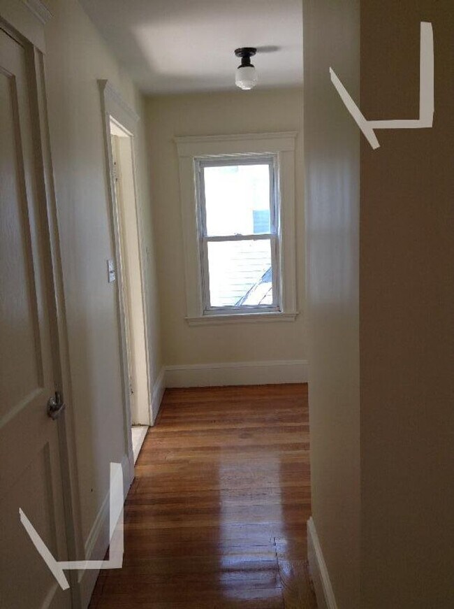 Building Photo - Rare Single Family 4BR/3BA w/laundry, parking, yard! 9/1