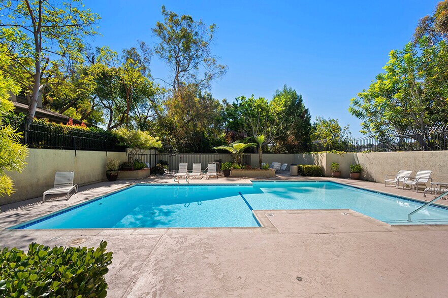 Building Photo - 3216 Caminito Eastbluff