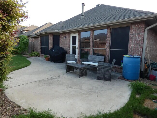 Building Photo - Spacious 2-story near Heritage Trace