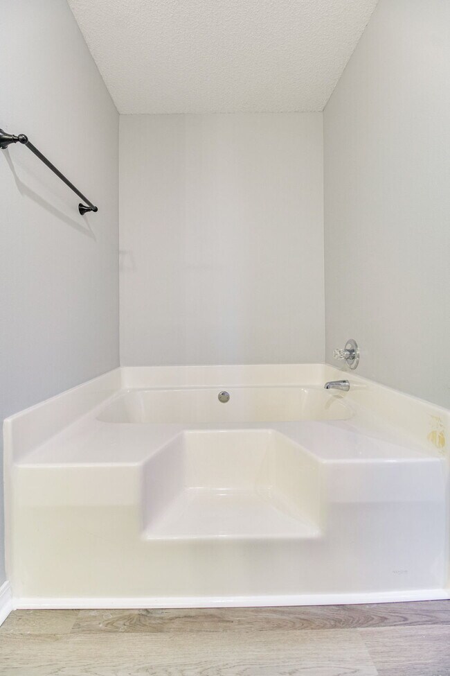 Building Photo - Beautiful property in highly desirable Lilian Woods Subdivision!