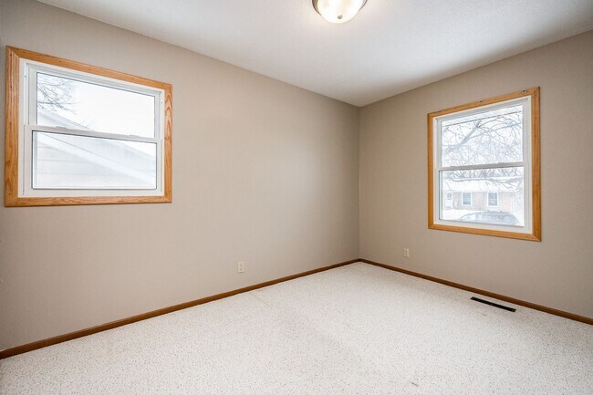 Building Photo - 6507 Laurel Ln NE