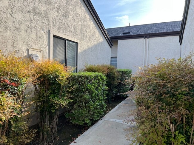 Building Photo - Single story condo located in Cedarbrook's Gated Community!