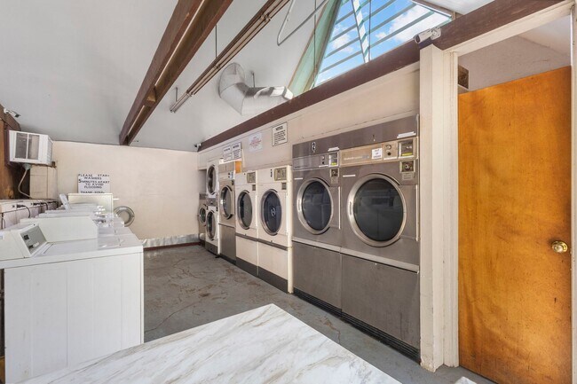 Building Photo - Makaha Surfside - One Bedroom