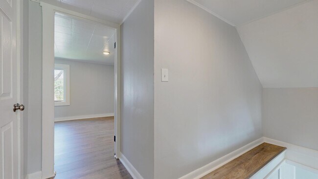Building Photo - 10 Riverbank Ct