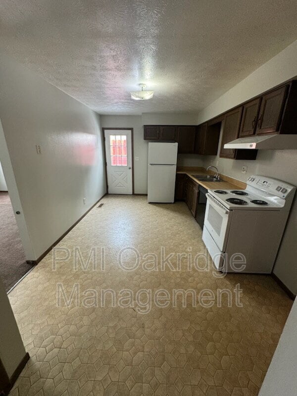 Building Photo - 205 Debbie Dr