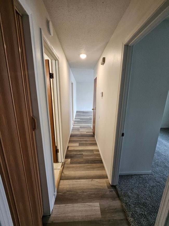 Building Photo - 3 bed, 1.5 bath in a great location! Fenced in yard!