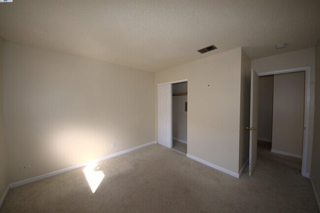 Building Photo - 1214 Sycamore Dr