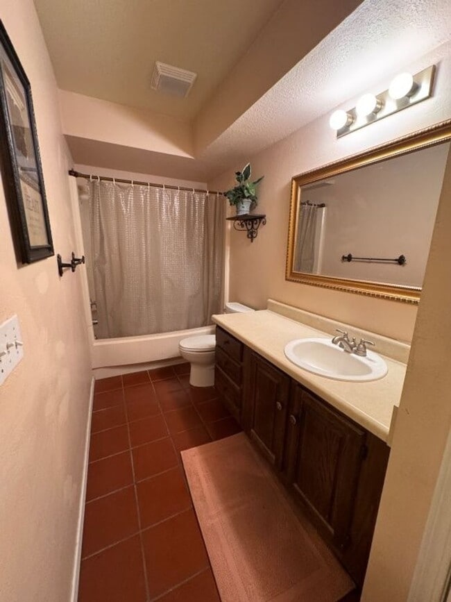 Building Photo - Fully Furnished 3 bedroom, close to everything! Flexible terms, easy application process!