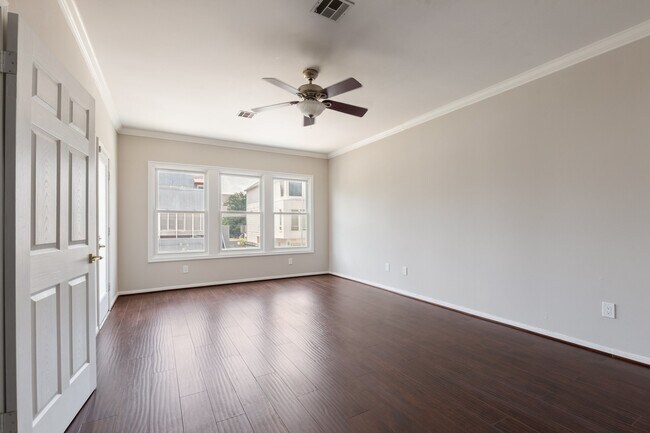 Building Photo - 601 Sandman St