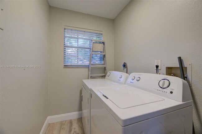 Building Photo - 1224 NE 2nd Ave