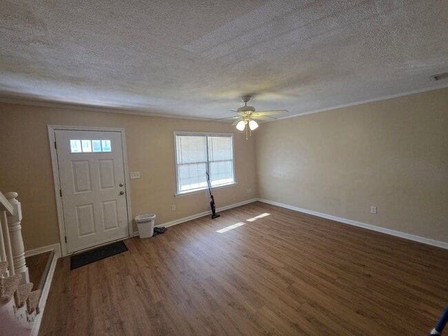 Building Photo - 3 BR 1.5 Bath Townhome located off Cedar road