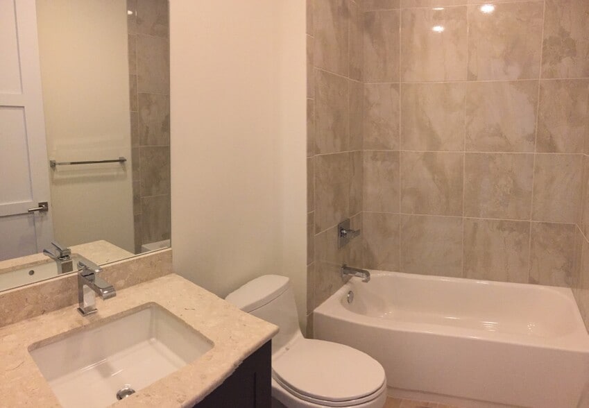 Guest Bath - 1030 3rd Ave S