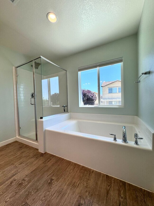 Building Photo - Stunning 4 bedroom 3 bathroom Murrieta hom...