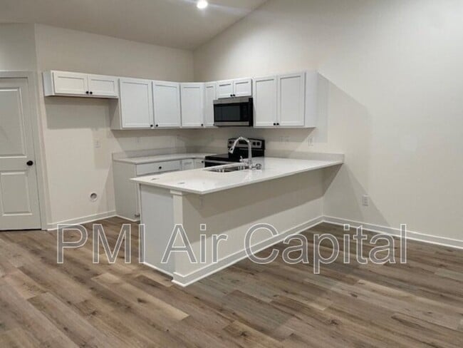 Building Photo - 5273 N Pinecrest Ct