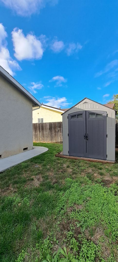 Building Photo - Wow this Charmer has 4 Bedrooms with 2 Primary Bedrooms w/Full Bathrooms