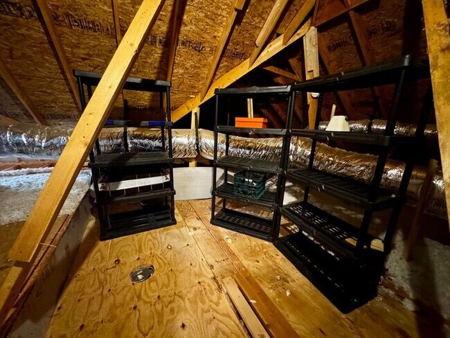 Building Photo - Spacious and luxurious with bonus room