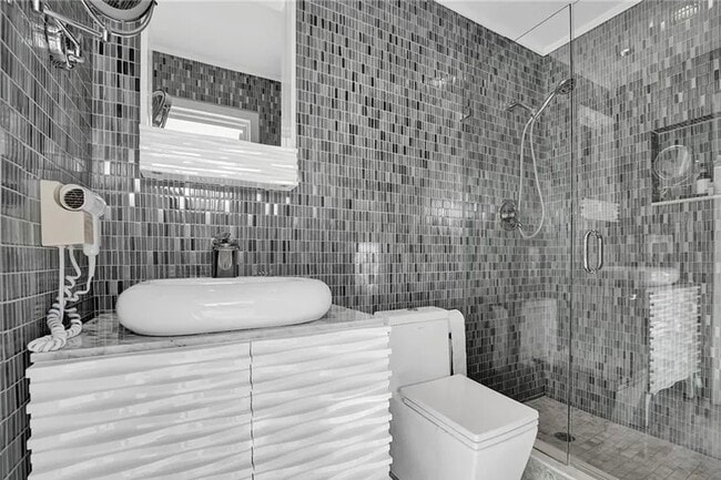 Building Photo - 2830 NE 55th St