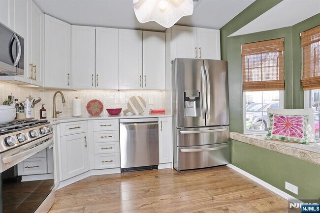 Building Photo - 2051 Charles