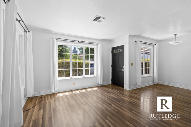 Building Photo - Central Medford Cutie