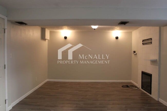 Building Photo - 3-Bedroom Split-Level Home with Garage