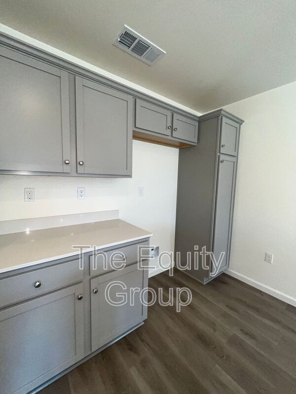 Building Photo - 7039 W Wren Ave