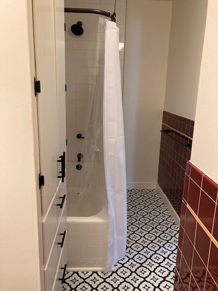 Building Photo - 702 6th Ave