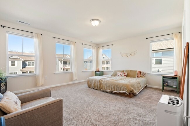 Building Photo - Gorgeous modern craftsman home in South Raleigh!