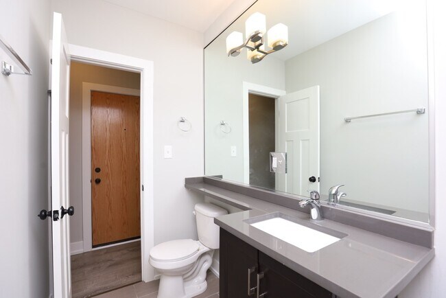 Building Photo - 716 W Brompton Ave