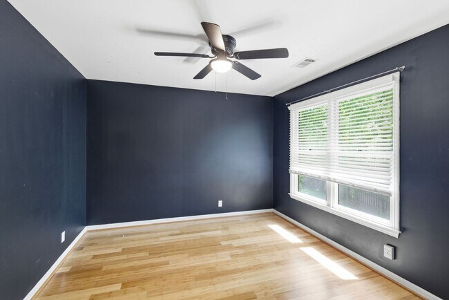 Building Photo - 913 Magnolia Ct W