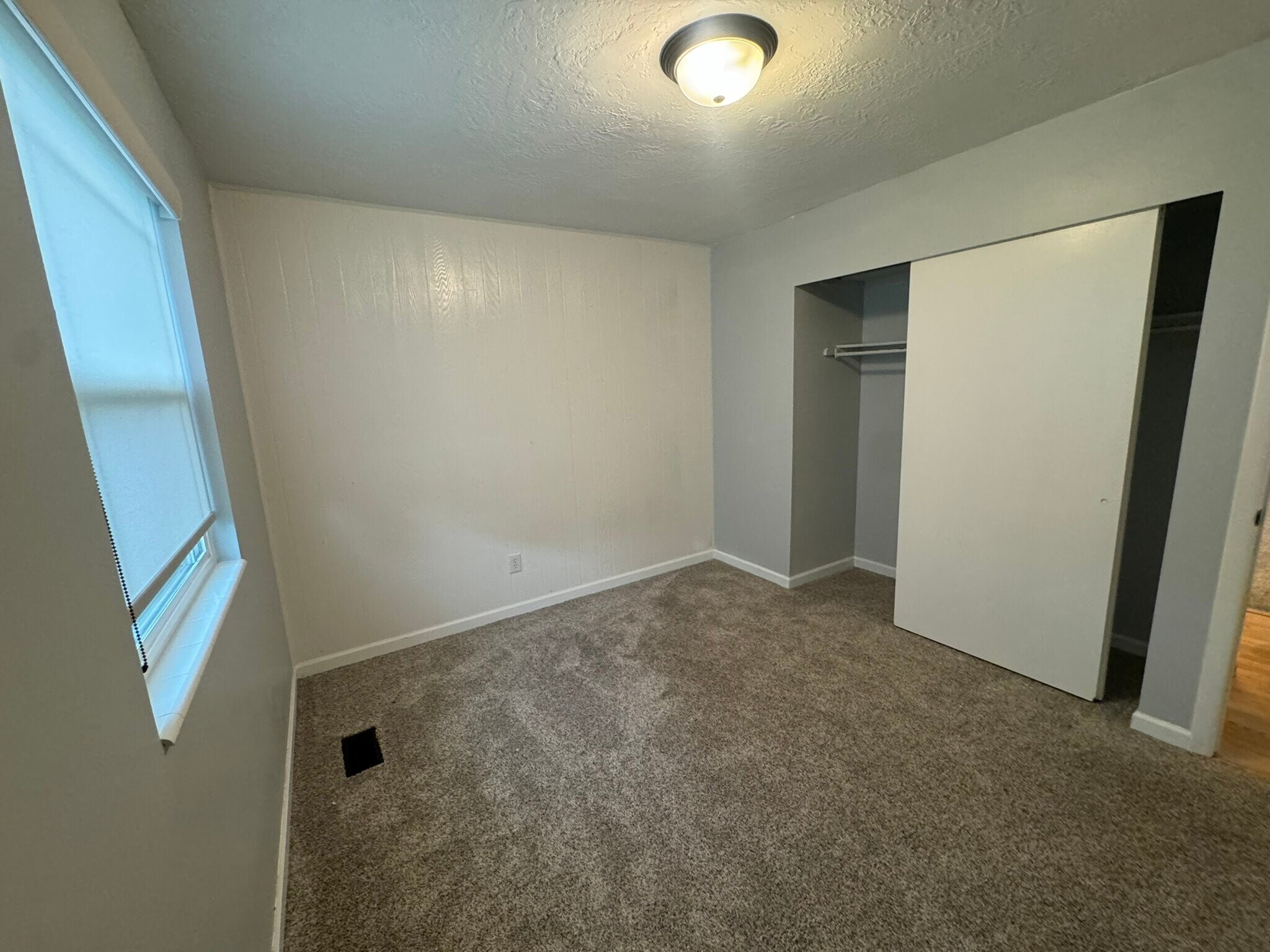 Building Photo - 992 Halcyon Dr