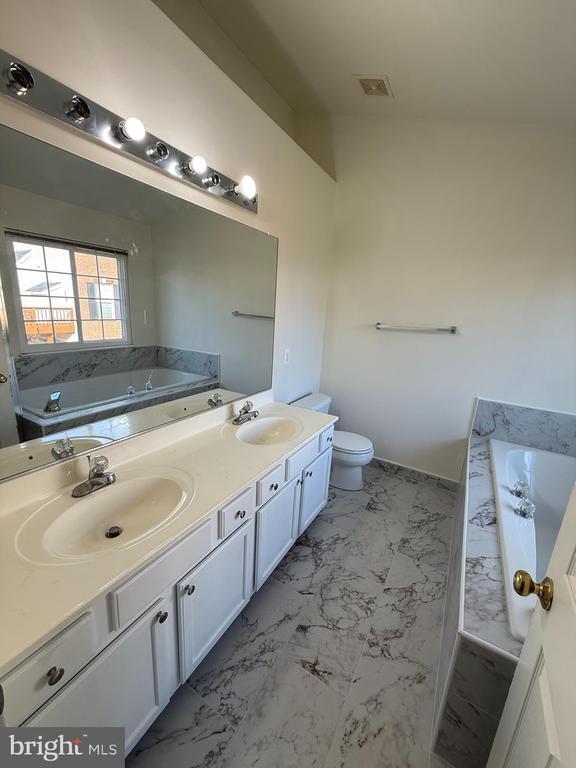 Building Photo - 8362 Millwood Dr