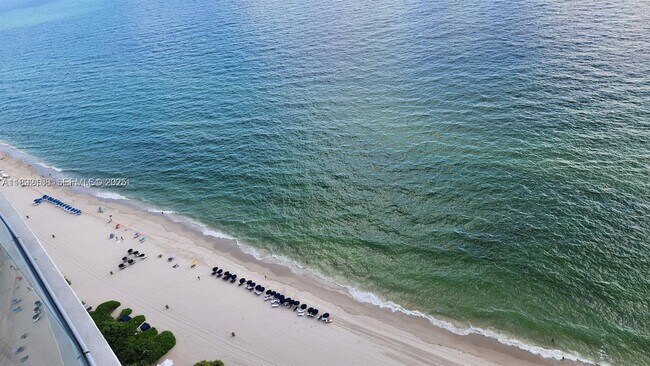 Building Photo - 17001 Collins Ave