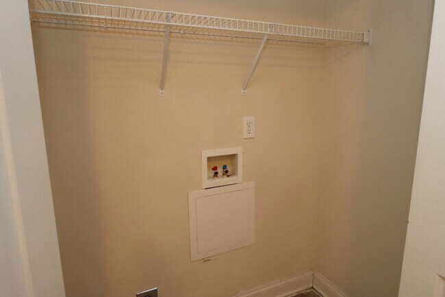 Building Photo - 223 Forest Green Dr