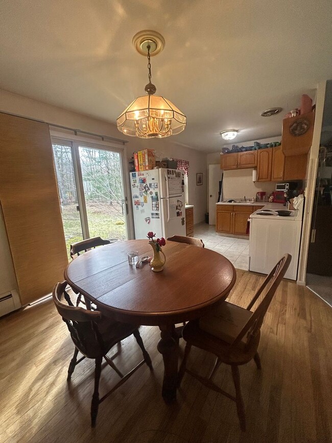 Building Photo - 3 bed, 1 1/2 Bath House