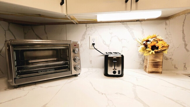 Building Photo - 8356 Adams St