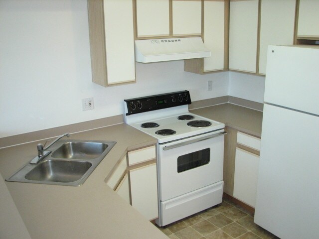 Building Photo - Britta's Bay Apartments