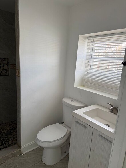 Building Photo - 6135 Vine St