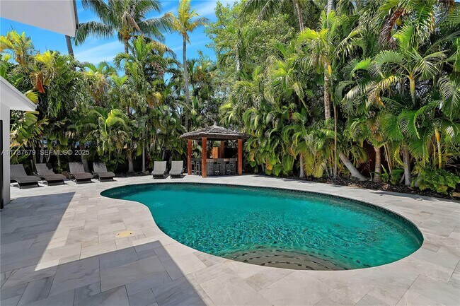 Building Photo - 122 E 2nd Ct