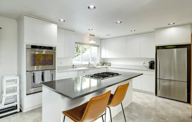 Building Photo - Modern 3-Bed/2.5-Bath Home with Breathtaki...